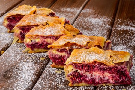 замовити вишневі штруделі